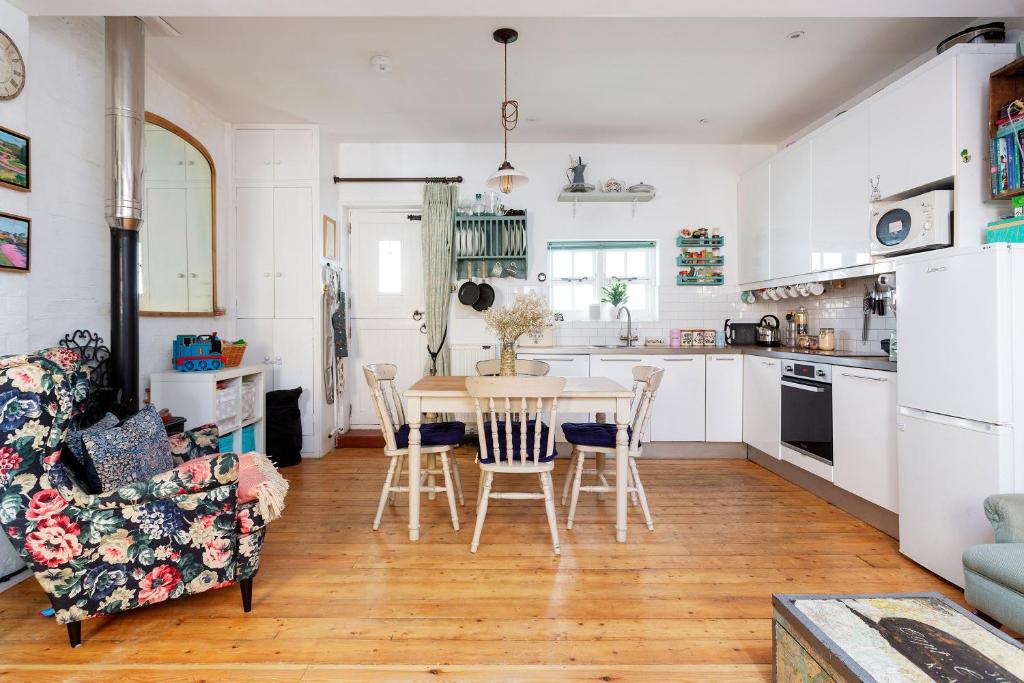 a kitchen and dining room with a table and chairs at Veeve - Harmonious Hideaway in London