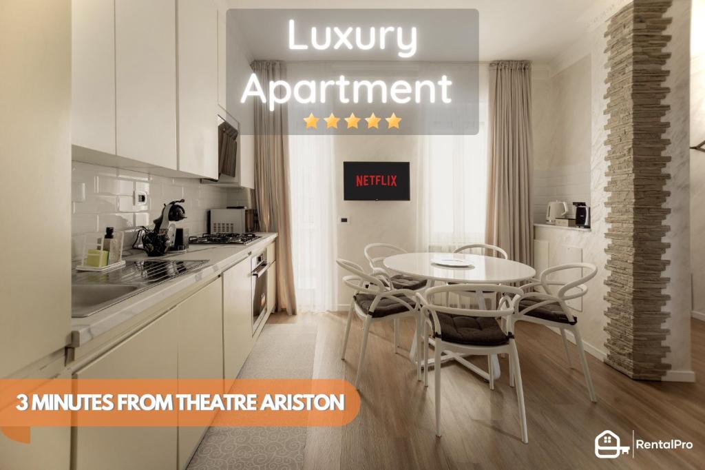 uma cozinha com mesa e cadeiras num quarto em [Ariston a 200m]-Luxury Apartment con A/C & Wi-Fi em Sanremo