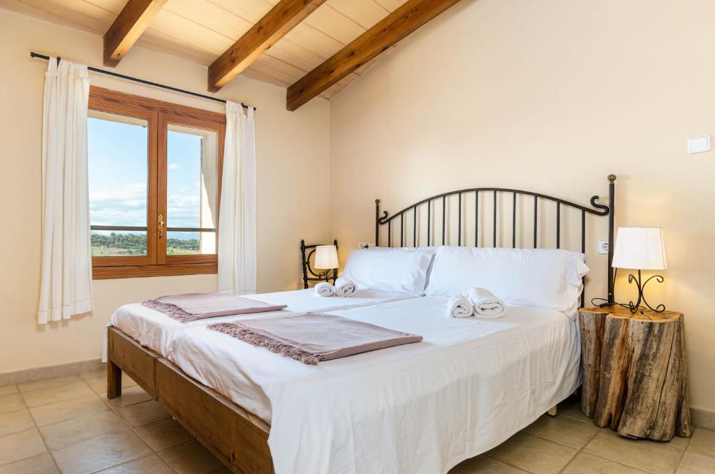 A bed or beds in a room at Finca es Rafal, Agroturisme