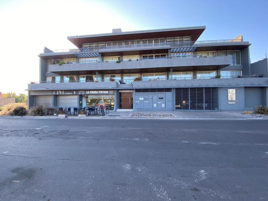 een lege parkeerplaats voor een gebouw bij Dpto La Tacuara in Ciudad Lujan de Cuyo