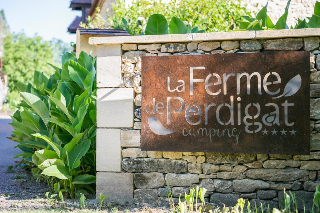 a sign for the entrance to the penne de parfait restaurant at Camping La Ferme de Perdigat in Limeuil