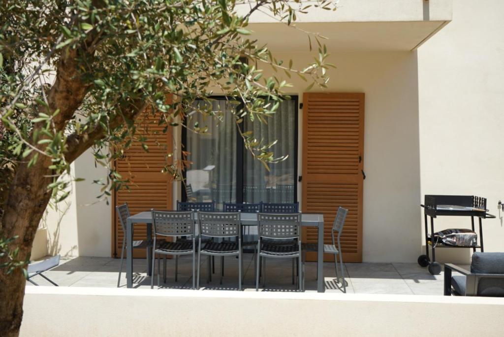 a table and chairs sitting on a patio at Résidence CATALINA in Saint-Florent