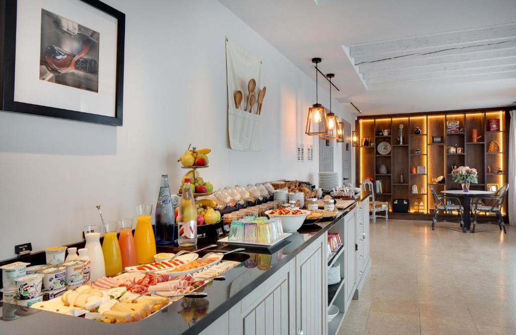 a buffet line with a lot of food and drinks at La Bastide de Biot in Biot