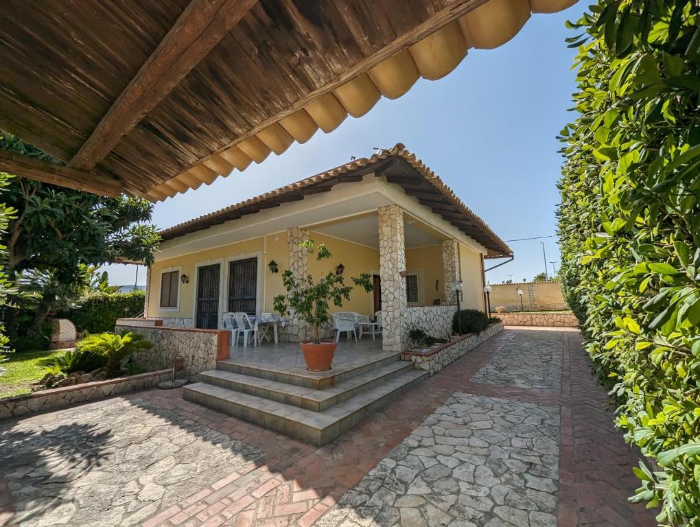 a view of a house with a patio at Villa Lucia Fontane Bianche in Fontane Bianche