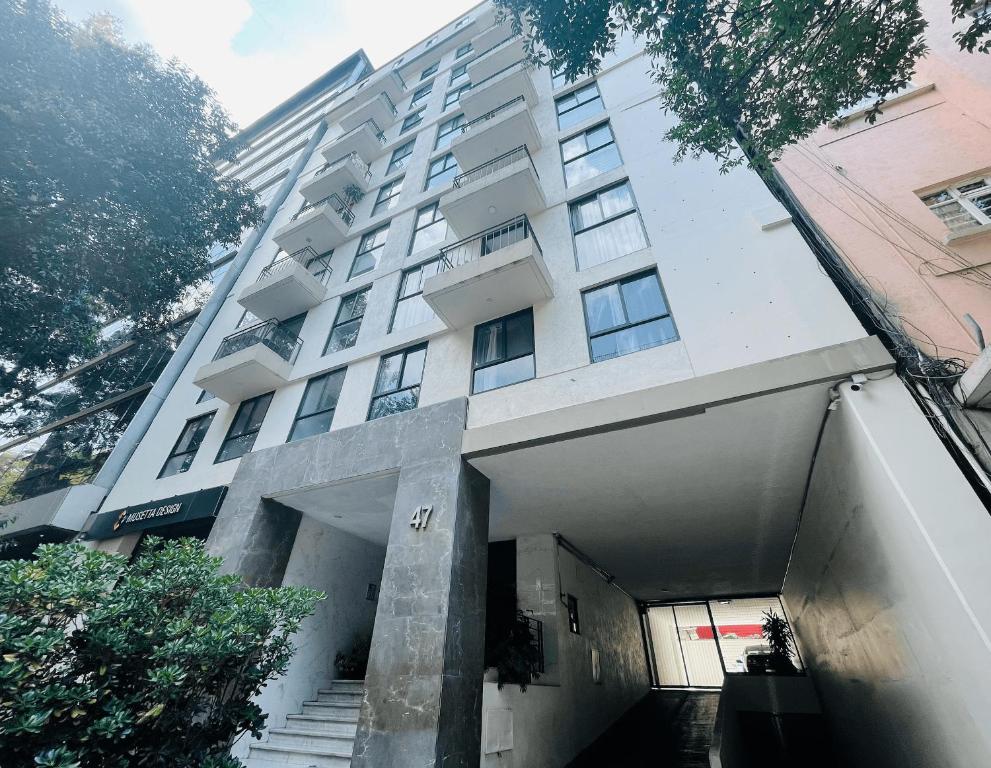 Hotel Perfecta Ubicación en Ciudad de México, a large white building with stairs in front of it at Perfecta Ubicación en Ciudad de México in Mexico City
