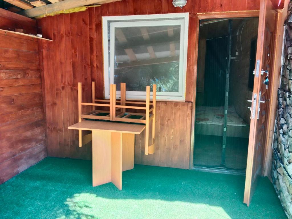 ławka siedząca na zewnątrz domu w obiekcie Agroturystyka u Edwarda w Karwii