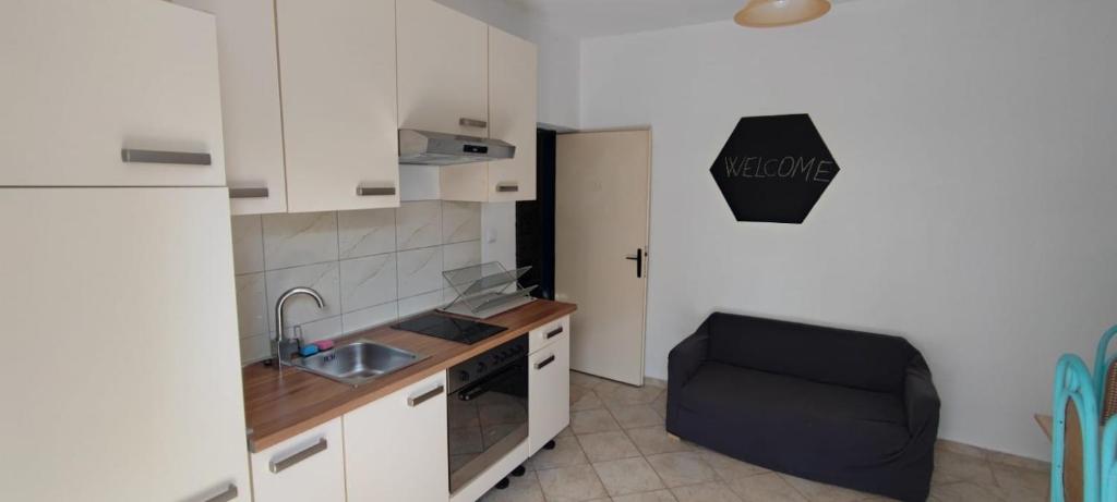 Kuchyňa alebo kuchynka v ubytovaní Apartments Mony