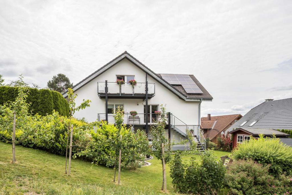 uma casa com painéis solares no telhado em Weitblick em Breitnau
