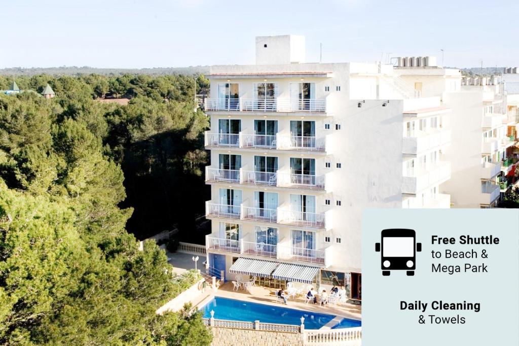 Hotel Selva Arenal في إل أرينال: اطلالة جوية على مبنى مع مسبح