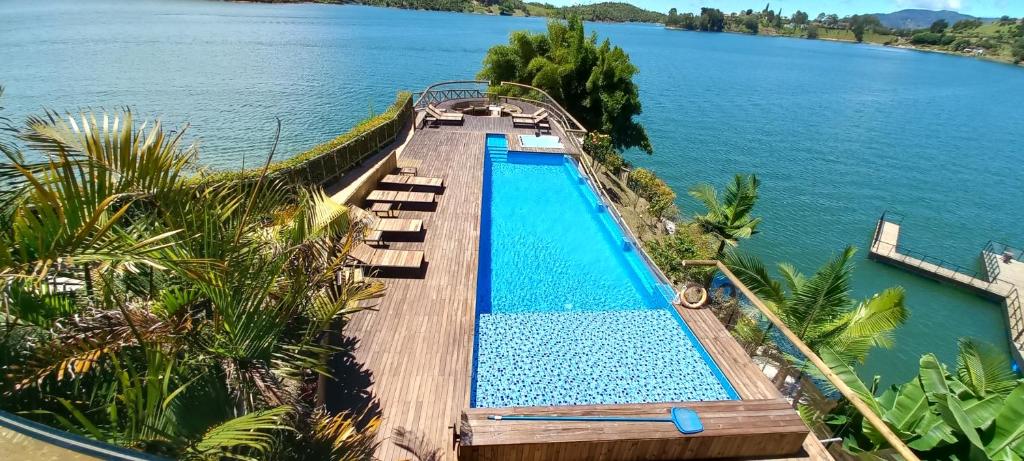an overhead view of a swimming pool on a lake at MURAT HOTEL in Guatapé