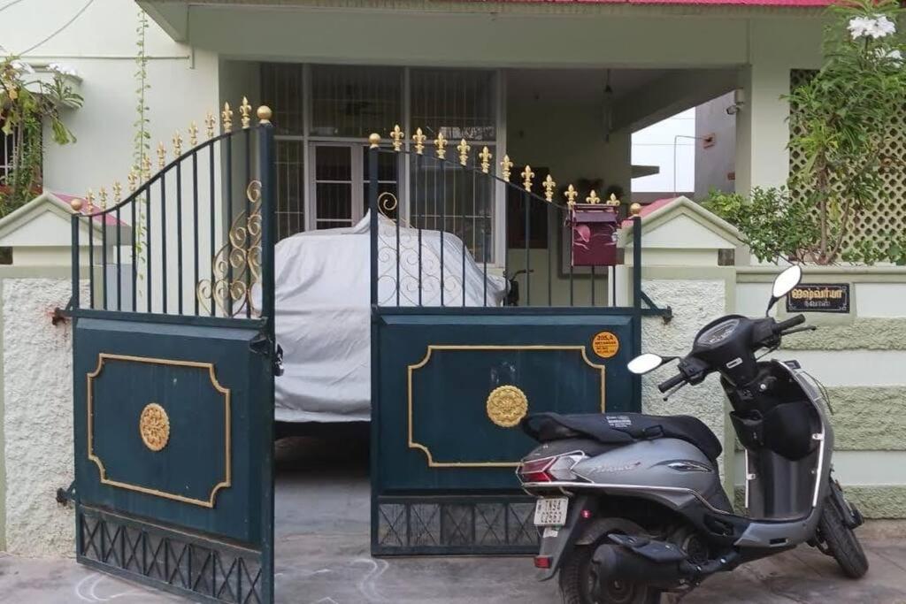 un scooter garé devant une porte dans l'établissement A Sweet home Homestay Second Floor, à Palni