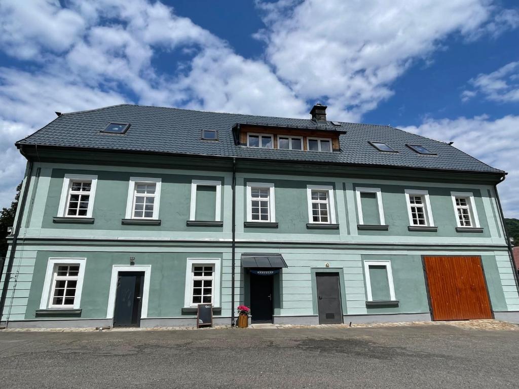una gran casa azul con techo negro en Srbská Kamenice 22 en Srbská Kamenice