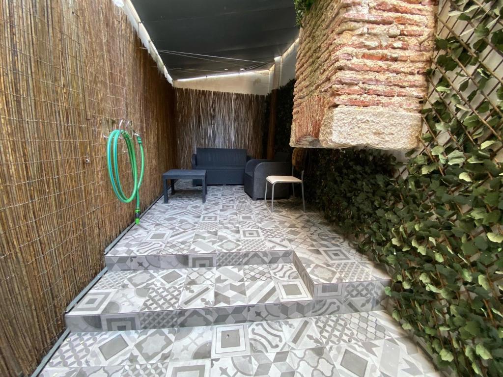 リスボンにあるInn Lisbon, Alfama Fado Studioの石壁とタイルフロアの客室