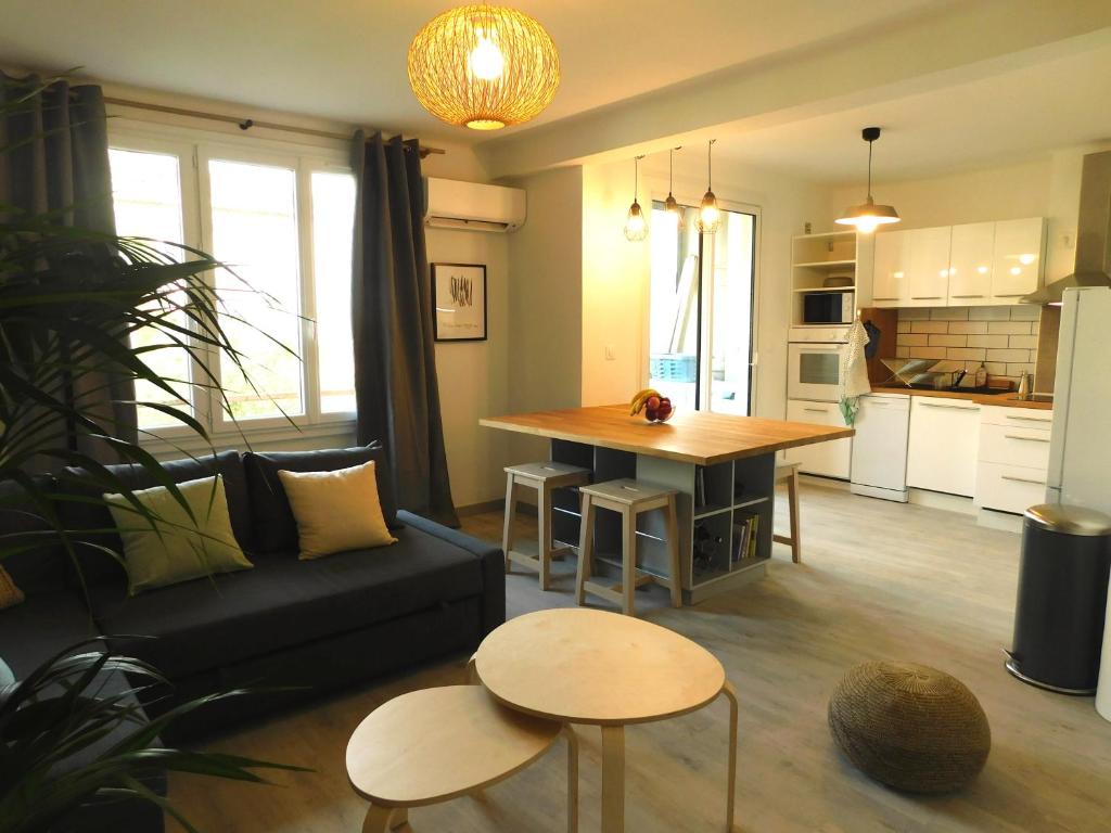 un salon avec un canapé et une table dans l'établissement Bel appartement 4 pièces, à Toulon