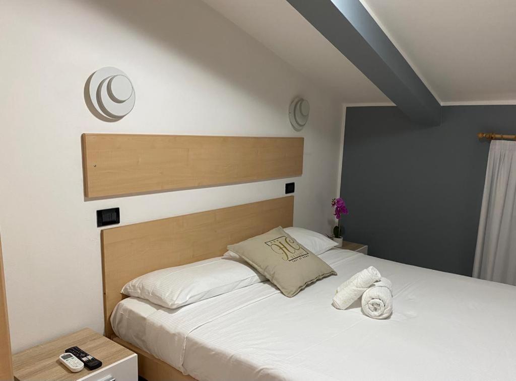 A bed or beds in a room at Hotel Hc Resort Lignano