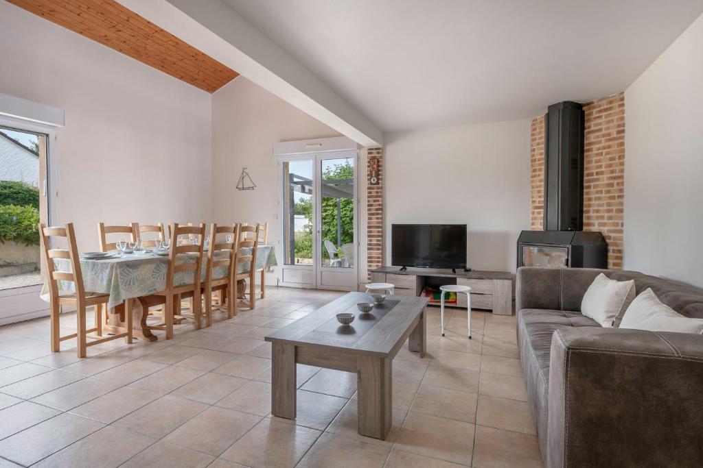 un salon avec un canapé et une table dans l'établissement Maison 10p au calme 200m mer, à La Plaine-sur-Mer