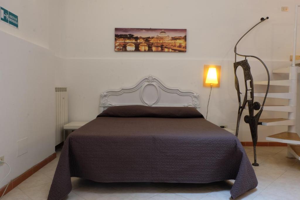 ローマにあるTermini Loftのベッドルーム1室(グレーのベッドカバー付)