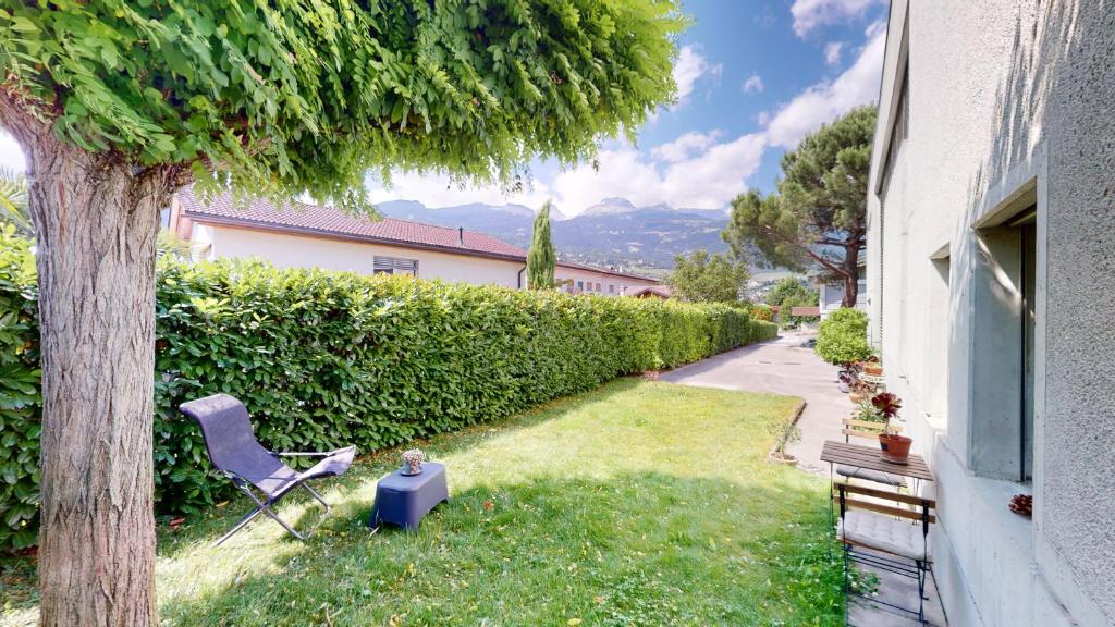 Zahrada ubytování Spacious studio in a quiet area of Sierre
