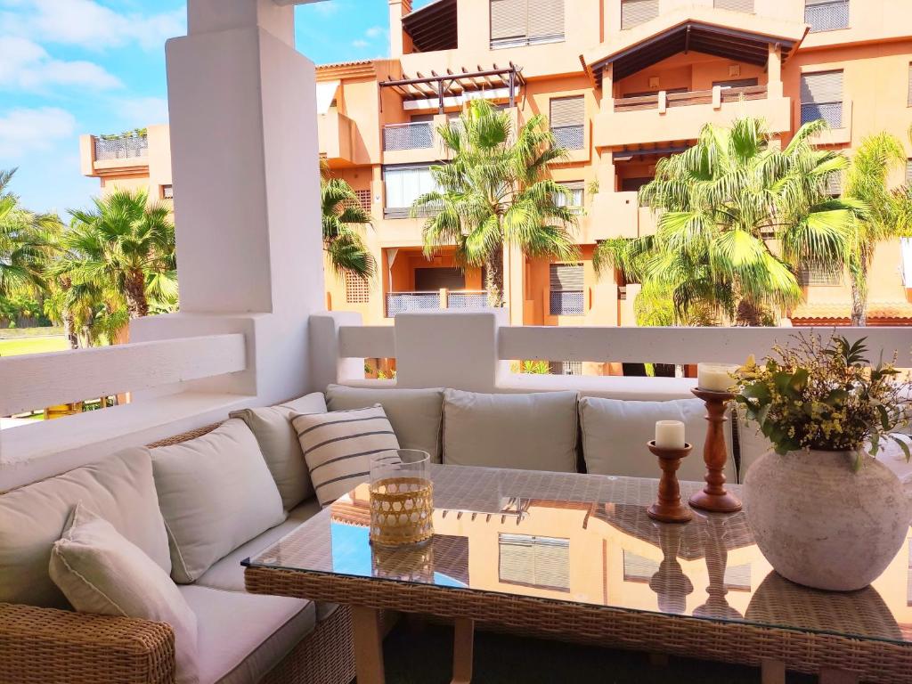 - un patio avec un canapé et une table dans l'établissement Kentia golf Playa Granada, à Motril