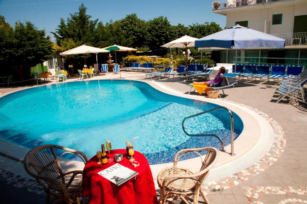 una piscina con tavolo e sedie accanto di Casa Leo ad Anacapri