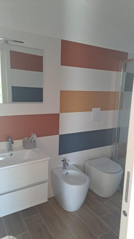 a bathroom with a sink and a toilet at Nànnì guest home in Pozzovetere