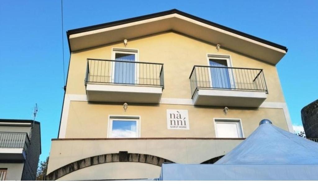 a building with two balconies and a sign on it at Nànnì guest home in Pozzovetere