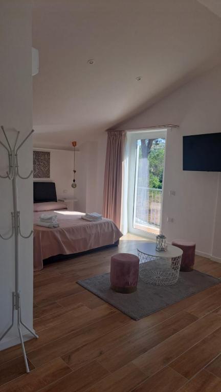 a bedroom with a bed and a large window at Nànnì guest home in Pozzovetere