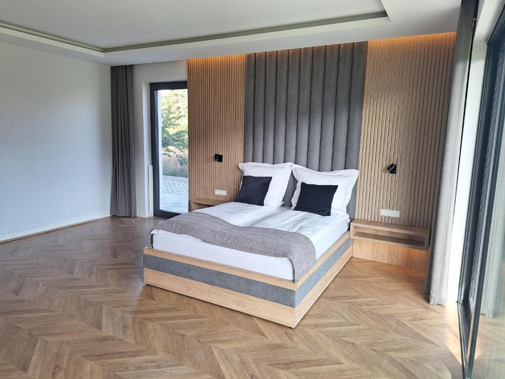 1 dormitorio con cama y ventana grande en Sea Resort, en Władysławowo