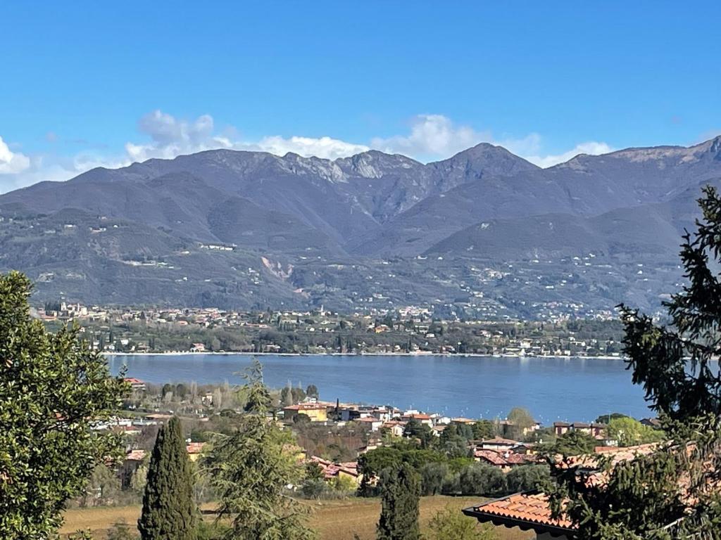 uitzicht op een meer met bergen op de achtergrond bij Montinelle Apartament in Manerba del Garda