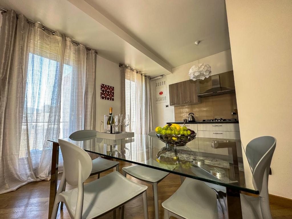 eine Küche mit einem Esstisch und Stühlen in der Unterkunft MiParia 154 HOME HOLIDAY in Palermo