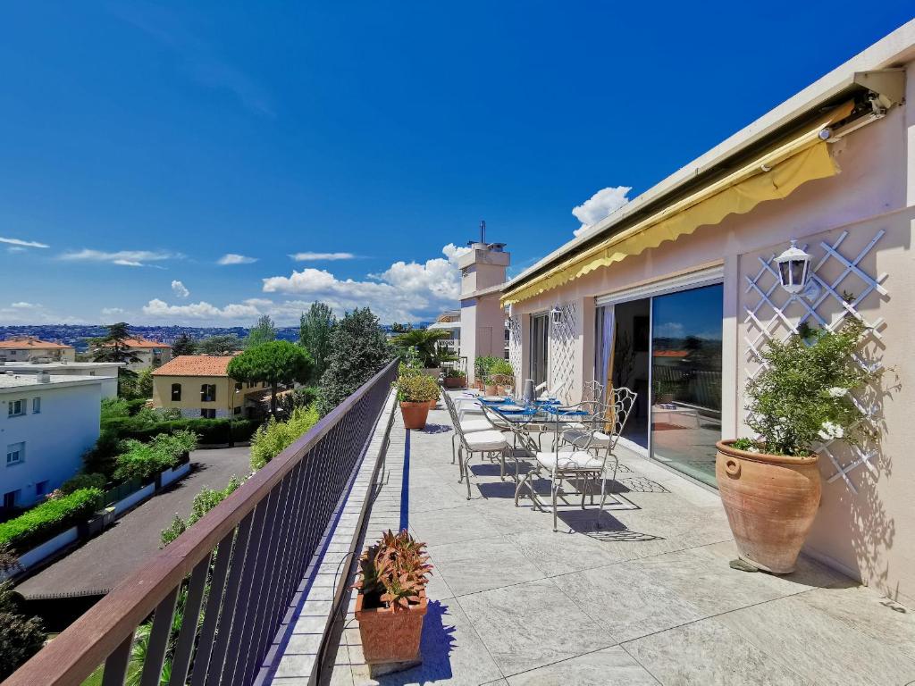 un balcon d'une maison avec une table et des chaises dans l'établissement Valegrand Penthouse sea view by Booking Guys, à Nice