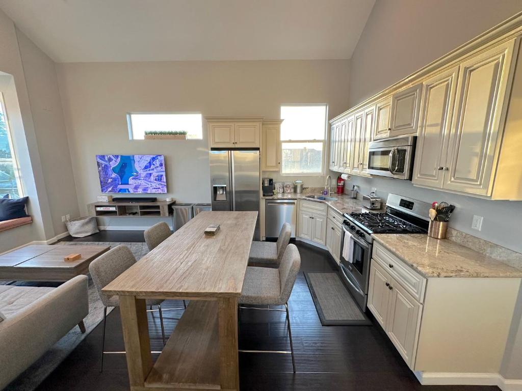 eine große Küche mit einem Holztisch und einem Esszimmer in der Unterkunft West Oakland 3br2ba Top Floor Flat Ideal For Bus in Oakland