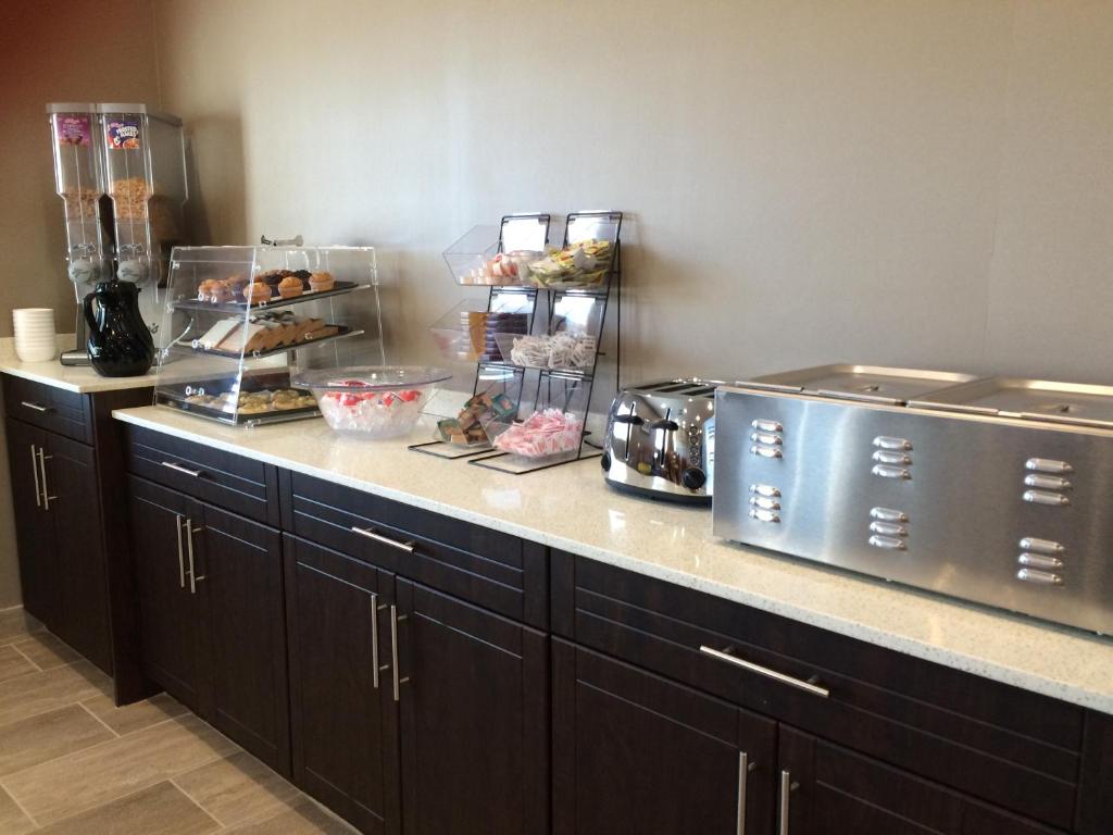 Kuchyň nebo kuchyňský kout v ubytování Meridian Inn & Suites Lloydminster