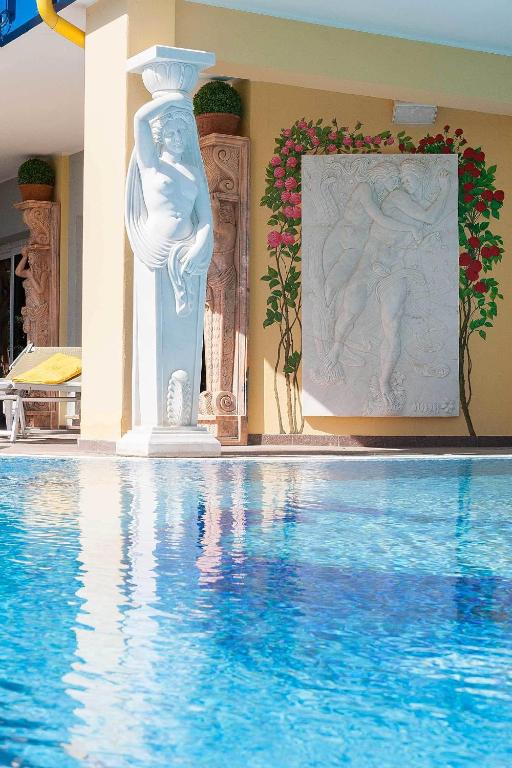 Bazén v ubytování Hotel Napoleon nebo v jeho okolí