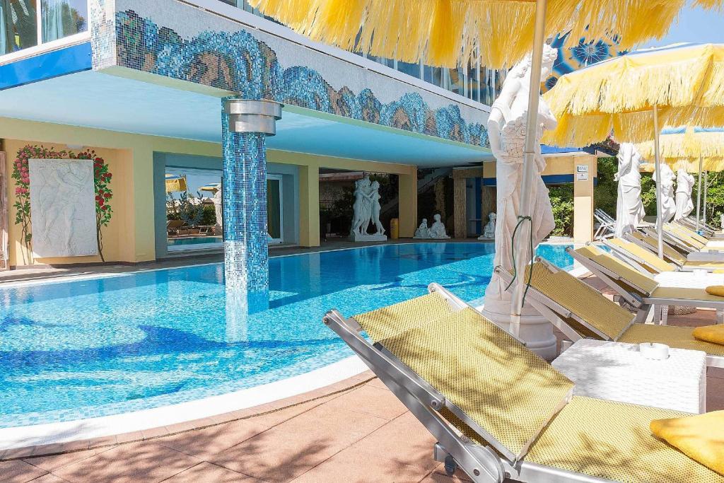 Bazén v ubytování Hotel Napoleon nebo v jeho okolí