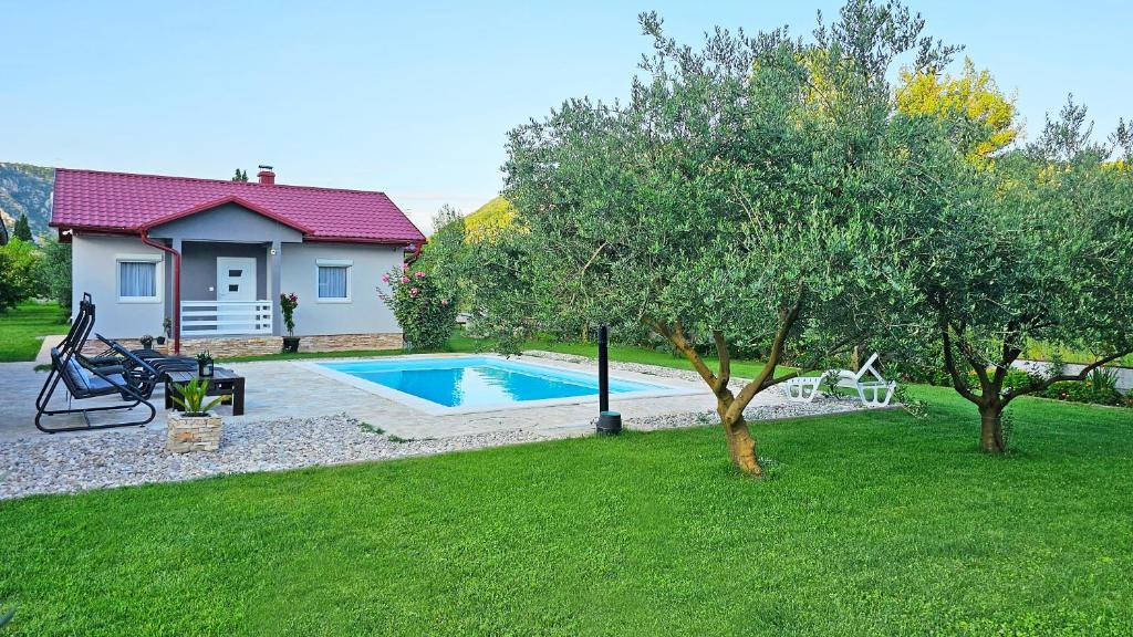 una casa con piscina en un patio en Holiday Home Natura with private pool, en Mostar