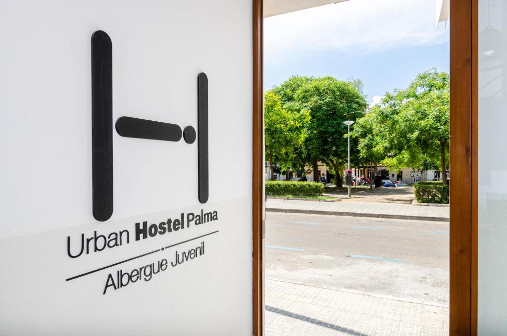 um sinal de porta para uma planta doméstica albuquerque em Urban Hostel Palma - Albergue Juvenil - Youth Hostel em Palma de Maiorca