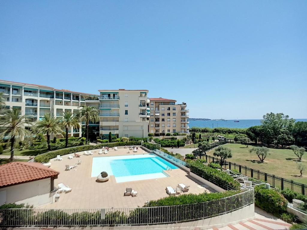 Antibes les Pins 2 Pièces vue mer piscine parking - отзывы и видео