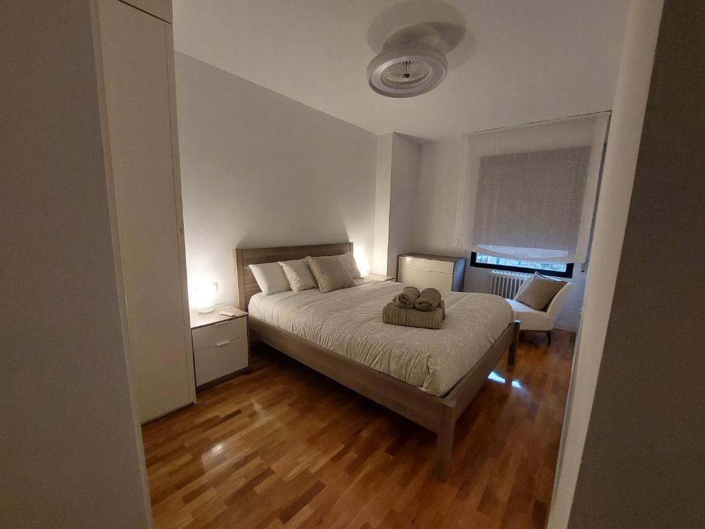 1 dormitorio con 1 cama y 1 silla en Home Sweet Home Pamplona Hospitales-Universidad, en Barañáin