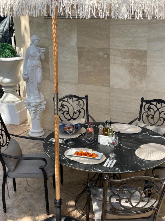 Hotel AVENUE في رافدا: طاولة سوداء مع طبق من الطعام عليها
