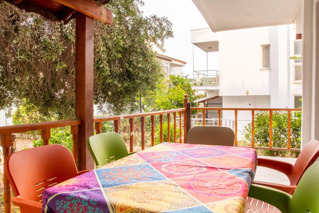 uma mesa e cadeiras numa varanda com uma mesa e uma mesa e cadeiras em Flat with Large Balcony in Izmir em Esmirna