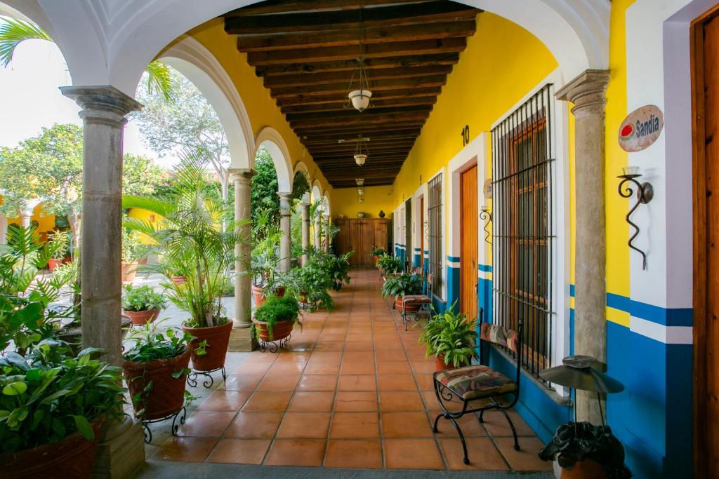eine Arkade eines Gebäudes mit Topfpflanzen in der Unterkunft La Casa de los Patios Hotel & Spa in Sayula