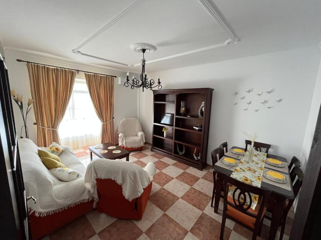 een woonkamer met een bank en een tafel bij Los Girasoles in Olvera