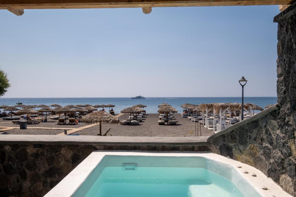una piscina con vistas a la playa en Sand Gem - Beach Apartments, en Perivolos