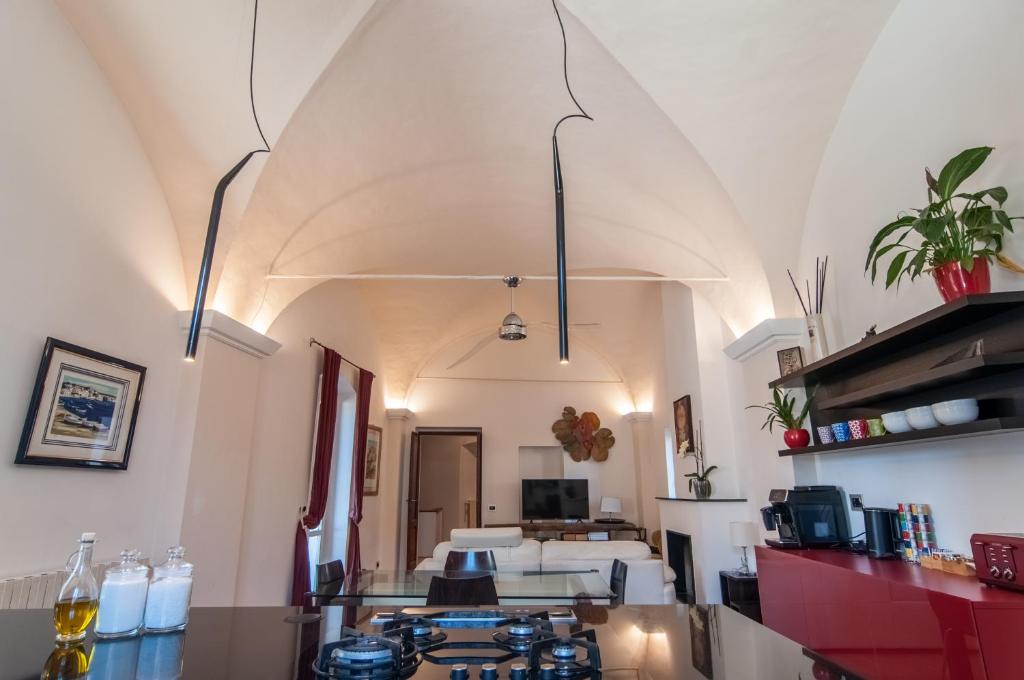 Umbrian Concierge - Villa Imbriani في بيروجيا: غرفة كبيرة بجدران بيضاء وسقف كبير