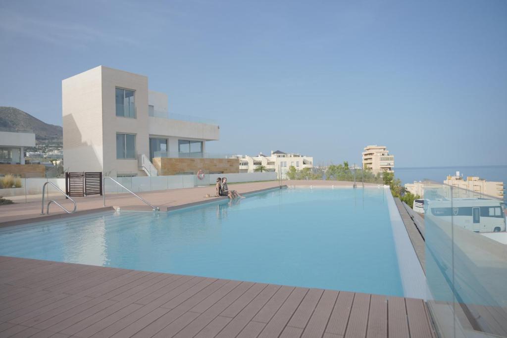 una gran piscina en la parte superior de un edificio en 4 Bed Residential Palm Beach Fuengirola C1 en Fuengirola