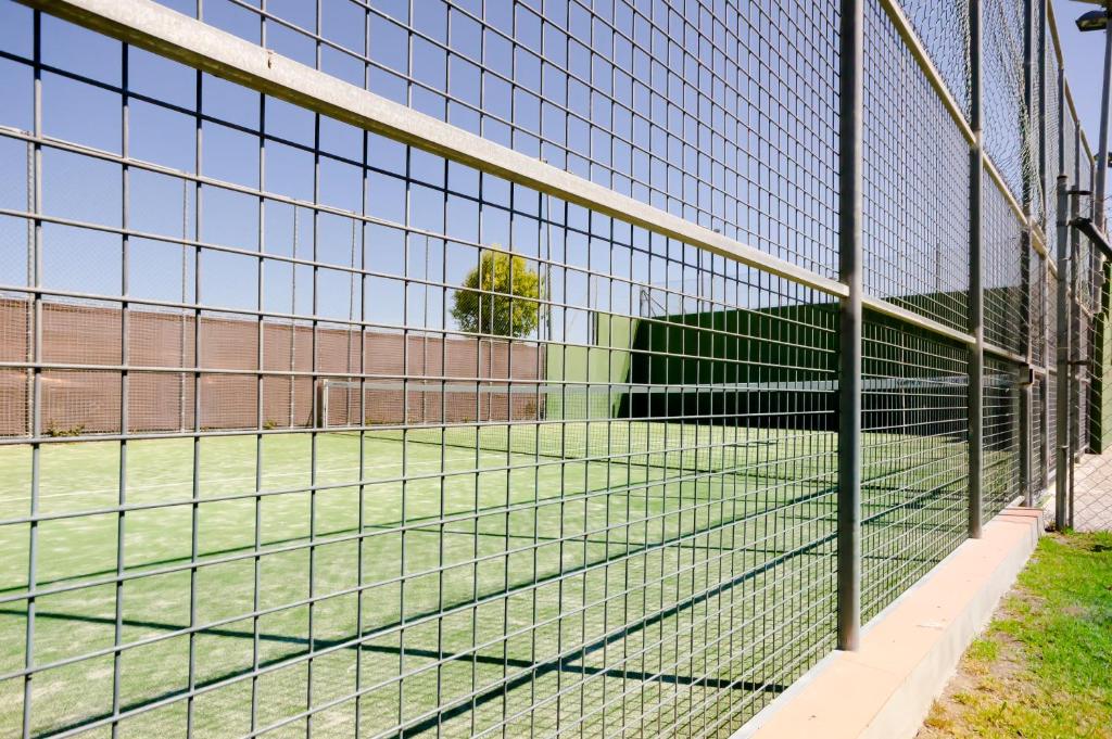 Tenis alebo squash v ubytovaní Apartamentos Sanlúcar & Doñana alebo jeho okolí