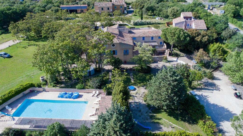 Πισίνα στο ή κοντά στο La Bastide de la Peyrolière avec piscine et tennis face au Luberon