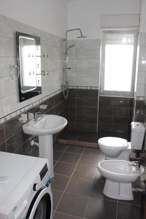 COMFY CITY CENTER APARTMENT - Imazhi 3
