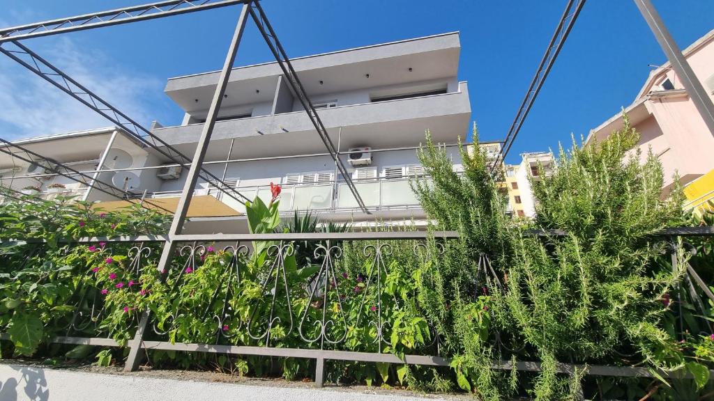 um edifício com plantas à sua frente em Apartman Naranca- with 2 bedrooms em Makarska